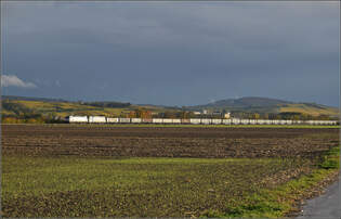 185 570 von Akiem und 185 690 von Railpool bei Hgelheim.