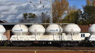 Typischer osteuropischer viertrmiger Drehgestell-Zementstaubsilowagen der polnischen Fa.