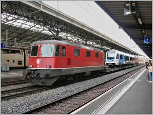 Nun hat sich die am Anfang dieser Bilderserie erwhnte SBB Re 4/4 II 11193 wieder an die Spitze des Zuges gesetzt und wartet mit ihrem vier Uaikk Wagen und dem Beh 4/8 4 / SNCF Z894 auf die