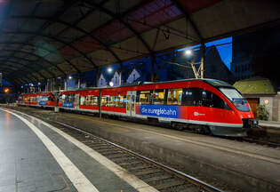 Zweigekuppelte zweiteilige Bombardier Talent mit diesel-mechanischem Antrieb 643 2xx / 643 7xx und 643 209 / 643 709 der „die euregiobahn“ (zu DB Regio NRW) stehen am Abend (19:00 Uhr) des