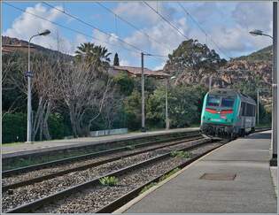 Als Lokzug fhrt die SNCF E 436.360 (BB 36360) ASTRDE durch den Bahnhof von Anthor in Richtung Marseille.