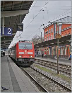 Die DB 146 230-8 erreicht mit einem Schwarzwaldbahn-Zug Singen.
