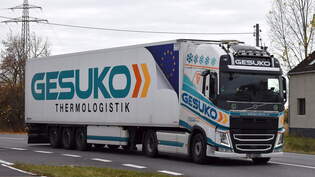 GESUKO Thermologistik GmbH mit einem Sattelzug mit VOLVO FH Zugmaschine am 04.11.25 Bahnbergang Bahnhof Rodleben.