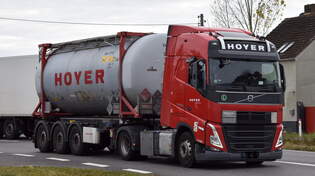  Hoyer-Unternehmensgruppe mit einem polnischen Containertrger (Tankcontainer) Sattelzug mit VOLVO FH 500 EURO6 Zugmaschine am 04.11.25 Bahnbergang Bahnhof Rodleben.