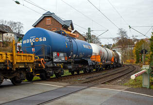 Vierachsiger 54 m Kesselwagen, 37 84 7933 732-1 NL-WASCO, der Gattung Zacens, laut Anschrift und Gefahrguttafel 336/1131 beladen mit Kohlenstoffdisulfid, vom Schweizer Wagonvermieter WASCOSA AG,