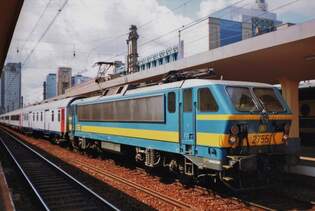 Am 17 Mai 2002 steht NMBS 2755 mit ein IC nach Leuven, Lttich-Guillemins und Eupen in Brussel Noord.