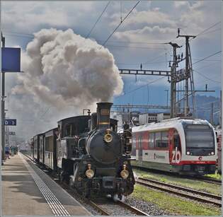 Lokwechsel! Und schon dampft die kleine HG 3/3 1068 der BDB (Brnig Dampf Bahn) mit einer prchtigen Rauchfahne dem Brnig entgegen.