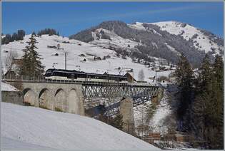 Zwei MOB Alina ABe 4/4 / Be 4/4 Serie 9000 mit einem kurzen Regionalzug auf dem Viadukt bei Flendruz auf der Fahrt nach Montreux.