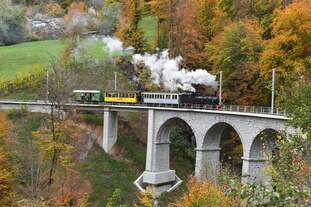 2025-10-26.BC Viaduc de la baye de Clarens  Locomotive � Vapeur G 2x 2/2 105  SEG  avec ces voitures  Bc4 22 MOB - As 2 RB - FZ 36 CEV  