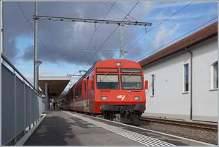 In Bonfol wartet der CJ Regionalzug R51 auf die Abfahrt nach Porrentruy.