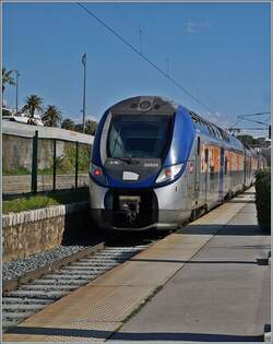 Der Elektro-Triebzug 55525 konnte bei der Abfahrt in Anitbes fotografiert werden.