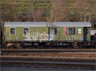 Der Packwagen 114 470 Stuttgart ist derzeit nicht zugestellt und in Rottweil vom Bahnsteig aus gut zu sehen.