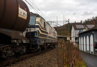 Die an die Retrack Germany GmbH, Hamburg (Tochter der VTG Rail Logistics Deutschland GmbH) vermietete Siemens Vectron AC 193 817-4 (91 80 6193 817-4 D-Rpool) der Railpool fhrt am 29 November