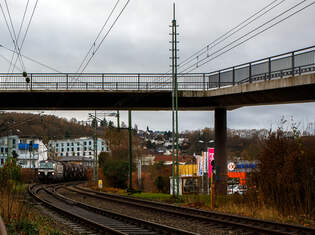 Die an die Retrack Germany GmbH, Hamburg (Tochter der VTG Rail Logistics Deutschland GmbH) vermietete Siemens Vectron AC 193 817-4 (91 80 6193 817-4 D-Rpool) der Railpool fhrt am 29 November