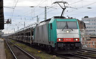 Crossrail Benelux N.V., Antwerpen-Borgerhout [B] mit der geleasten belgischen ATLU-Lok  E 186 220  [NVR-Nummer: 91 88 7186 220-0 B-ATLU] und einem PKW-Transportzug am 03.12.25 Hhe Bahnhof