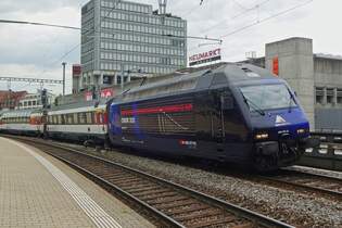 Beim Abfahrt aus Brugg AG am grauen Nachmittag von 26 Mai 2019 mss SBB 460 031 mit deren IC nach Zrich HB sich in die Kurve legen.
