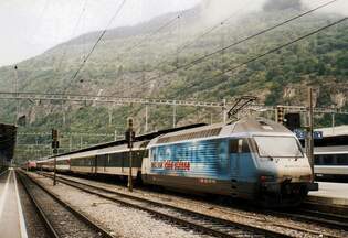 SBB 460 020 steht am 20 Mai 2006 mit ein IC nach Geneve in Brig.