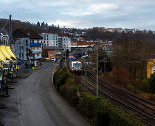 Die an die FRACHTbahn Traktion GmbH (Wien) Siemens Vectron MS – 6193 680 (91 80 6193 680-6 D-ELOC) der ELL - European Locomotive Leasing (Wien) fhrt am 04 Dezember 2025 mit einem