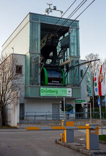 Die Talstation und eine Gondel der Luftseilbahn / Bergbahn Grnberg (Grnbergseilbahn) in Gmunden am Traunsee (Obersterreich) am 03.