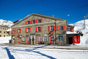 Der Bahnhof Ospizio Bernina (Bernina Hospiz) bei wunderschnen Wetter am 18.02.2017.