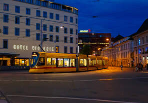   Abends vor dem Bahnhof Basel SBB, da vergeht die Zeit im Fluge, wenn man auf seinen Zug wartet....