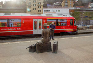Herbert und die „wartende Reisende von Thusis“ vom Bildhauer Robert Indermaur am 21.03.2023 im Bahnhof Thusis, wo die Albulabahn beginnt.