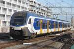 NS 2510 treft am 26 Oktober 2022 in Nijmegen ein nach soeben der Waalbrcke uberquert zu haben.