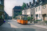 Am Moritzberg in Naumburg (Saale) war am 04.06.1984 der Wagen 44 der Naumburger Straenbahn als Linie 2 zum Hauptbahnhof unterwegs.