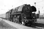 An einem Mrz Tag im Jahr 1978 stand die DR 01 0522-1 mit dem D 504 von Saalfeld (S) nach Berlin-Lichtenberg am Bahnsteig 1 in Naumburg (S) Hbf.