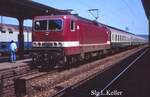 DR 143 573-4 mit einem D-Zug Richtung Bad Ksen, 1993 in Naumburg (S) Hbf.