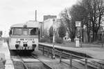 Am 27.10.2003 wartet der KEG VT 2.10 in Querfurt die Abfahrt nach Rblingen am See.
