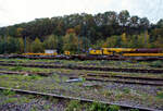 Der 150 t Gleis- und Eisenbahndrehkran (EDK) KIROW Multi Tasker KRC 1200, D-HGUI 99 80 9419 041-5 „IDEFIX“ der HERING Bahnbau GmbH in Burbach-Holzhausen, ist am 19 Oktober 2025 im Rbf