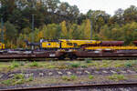 Der 150 t Gleis- und Eisenbahndrehkran (EDK) KIROW Multi Tasker KRC 1200, D-HGUI 99 80 9419 041-5 „IDEFIX“ der HERING Bahnbau GmbH in Burbach-Holzhausen, ist am 19 Oktober 2025 im Rbf