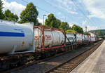 Vierachsiger Drehgestell-Containertragwagen fr Grocontainer und Jumbo-Wechselbehlter, 31 80 4558 570-6 D-DB, der Gattung Sgns 696, der DB Cargo AG, am 30 Juli 2025 im Zugverband bei