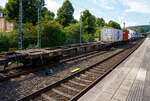 Leerer vierachsiger Drehgestell-Containertragwagen 31 80 4578 206-2 D-KOMBI, der Gattung Sgmnss, der Kombiverkehr GmbH & Co KG (Frankfurt am Main), am 30 Juli 2025 im Zugverband bei der Zugdurchfahrt