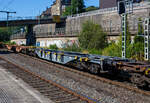 Leerer vierachsiger 60' Drehgestell-Containertragwagen fr Grocontainer und Jumbo-Wechselbehlter, 33 87 4552 754-3 F-RCW, der Gattung Sgnss 60' (HP), der Rail Cargo Group (zu
