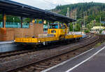 Ein Skl 53 / Klv 53 (Rottenkraftwagen/Gleiskraftwagen) der SRR-Stricker Rose Rail GmbH (Bnen) mit je einem vorangestellten und angehangenen Kla 03 (Anhnger fr schweren