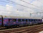 NMBS  I 11 Bpm tweede klasse zitrijtuig met nummer 12821 UIC nummer Bpm 61 88 20-90 021-4 als rijtuig nummer 7 in Tomorrowland Express trein 14402 doorkomst station Venlo, NL 24-07-2025.