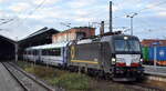 DB Fernverkehr AG [D] mit der geleasten BRCE Vectron  X4 E - 794  [NVR-Nummer: 91 80 6193 794-5 D-DISPO] und dem EC 231 nach Gdynia Glowna (reichlich versptet) am 15.10.25 Abfahrt Bahnhof