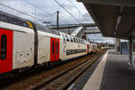 Gefhrt von dem SNCB/NMBS - M7 Bmx TWINDEXX-Triebwagen 91 88 8696 10 7-0 B-B, ex 76107, fhrt der IC 2811 von Knokke ber Gent und Brssel nach Lttich/Lige-Guillemins, am 21 Oktober 2025 vom Bahnhof