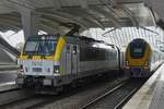 E-Lok 1812 ist mit ihrem Zug in den Bahnhof von Lttich eingefahren, daneben steht ein M7 Triebzug.