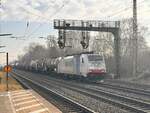 BR 186 448 mit Kesseln durch Dedensen-Gmmer Richtung Westen.