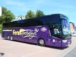Van Hool TX17 von Fenn Holidays aus England im Stadthafen Sassnitz.