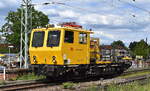 DB Bahnbau Gruppe mit einem P&T Motorturmwagen (D-DB 99 80 9436 065-3) am 08.05.25 Durchfahrt Bahnhof Stendal Hbf.