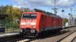 DB Cargo AG, Mainz [D] mit ihrer  189 018-5  [NVR-Nummer: 91 80 6189 018-5 D-DB] am 13.10.25 Durchfahrt Bahnhof Rolau (Elbe).