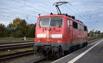 DB Gebrauchtzug mit ihrer  111 067-5  (NVR:  91 80 6111 067-5 D-DB ), aktueller Mieter? am 20.10.25 Durchfahrt Bahnhof Elsterwerda.