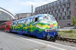 218 443-0 von db-gebrauchtzug bei der abfahrt mit RE2 von lbeck hbf nach bad kleinen,26.08.25