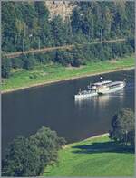 Der Radschaufeldampfer  Pirna  ist in der Schwchlichen Schweiz auf der Elbe unterwegs.