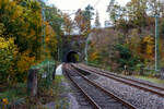 Blick und Durchblick auf/durch den 32 m lange Mhlburg-Tunnel bei km 74,4 der Siegstrecke (KBS 460) in Scheuerfeld/Sieg am 18 Oktober 2025.