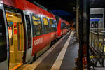 Aachen Hauptbahnhof am Abend (19:00 Uhr) des 21 Oktober 2025, stehen auf Gleis 3 bereits zwei Bombardier der DB Regio NRW, als RE 9 - Rhein Sieg Express (RSX) „Aachen - Kln – Siegen,